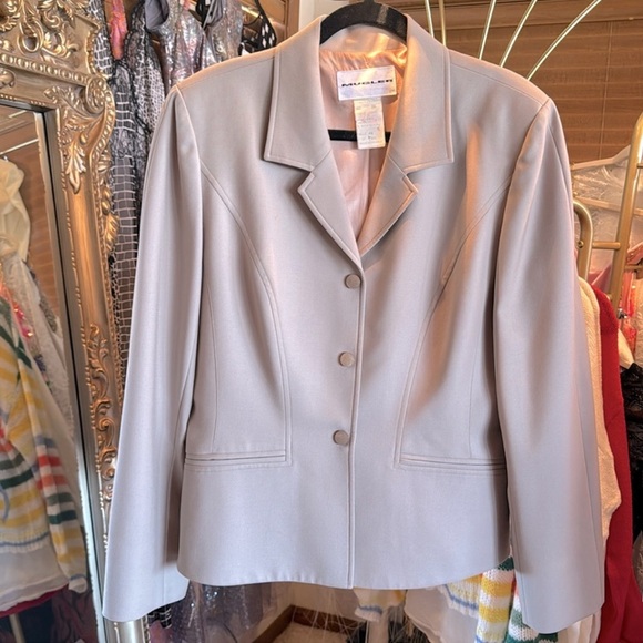100% Authentic MUGLER, Made In France, Oat Blazer Size 46
$295/$1020 - Picture 1 of 7